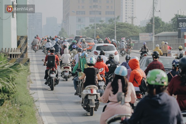 Hàng trăm người dắt xe máy ngược chiều trên vỉa hè: Dù biết là sai và đẩy như vậy mệt lắm nhưng cực chẳng đã... - Ảnh 2.