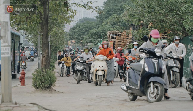 Hàng trăm người dắt xe máy ngược chiều trên vỉa hè: Dù biết là sai và đẩy như vậy mệt lắm nhưng cực chẳng đã... - Ảnh 3.