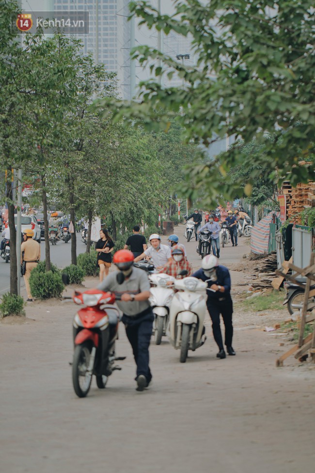 Hàng trăm người dắt xe máy ngược chiều trên vỉa hè: Dù biết là sai và đẩy như vậy mệt lắm nhưng cực chẳng đã... - Ảnh 7.