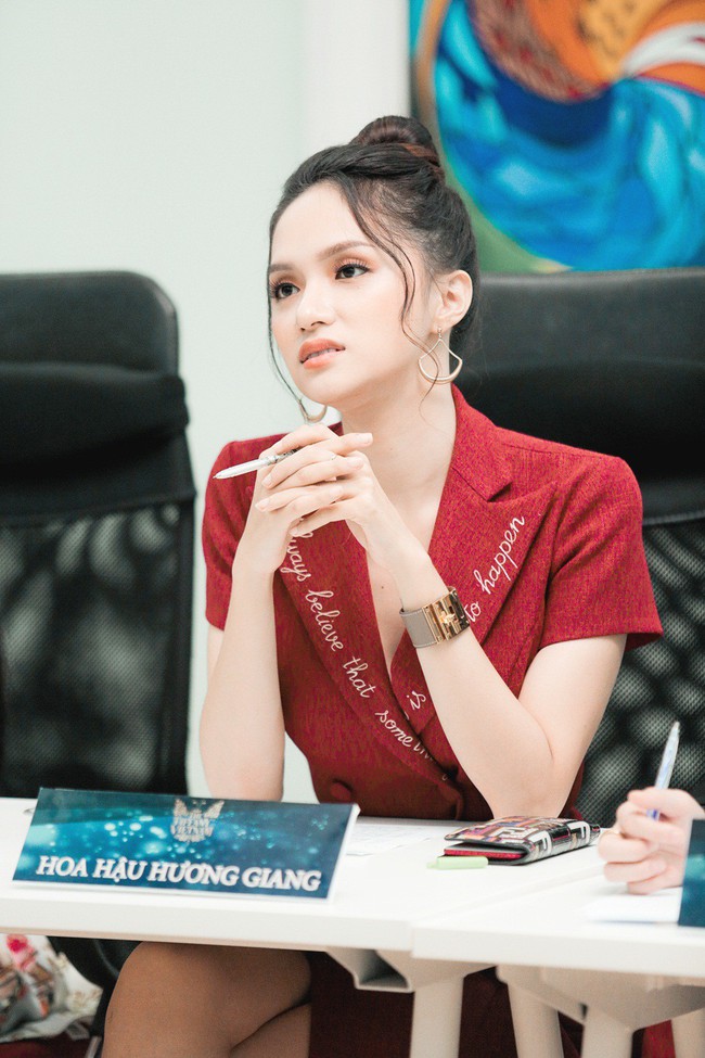 Hoa hậu Hương Giang đẹp rạng rỡ, chính thức ngồi vào ghế nóng của The Tiffany Vietnam - Ảnh 8.