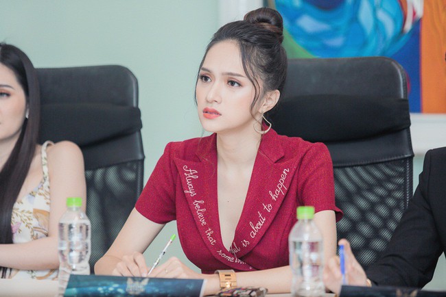 Hoa hậu Hương Giang đẹp rạng rỡ, chính thức ngồi vào ghế nóng của The Tiffany Vietnam - Ảnh 2.