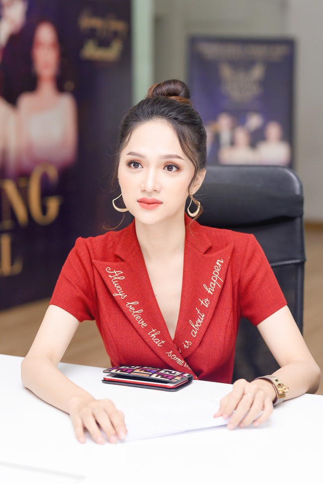 Hoa hậu Hương Giang đẹp rạng rỡ, chính thức ngồi vào ghế nóng của The Tiffany Vietnam - Ảnh 3.