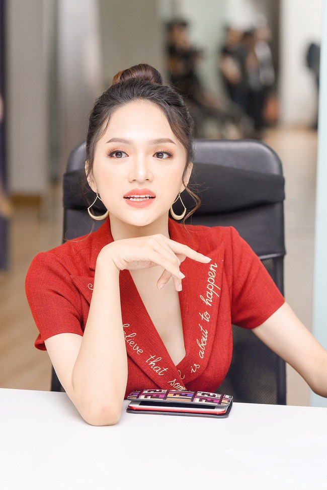 Hoa hậu Hương Giang đẹp rạng rỡ, chính thức ngồi vào ghế nóng của The Tiffany Vietnam - Ảnh 5.
