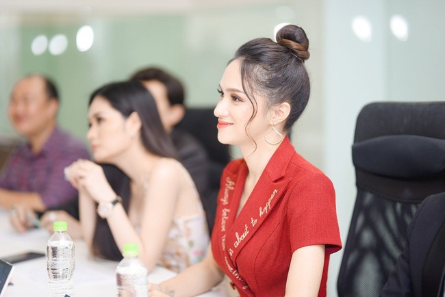 Hoa hậu Hương Giang đẹp rạng rỡ, chính thức ngồi vào ghế nóng của The Tiffany Vietnam - Ảnh 6.