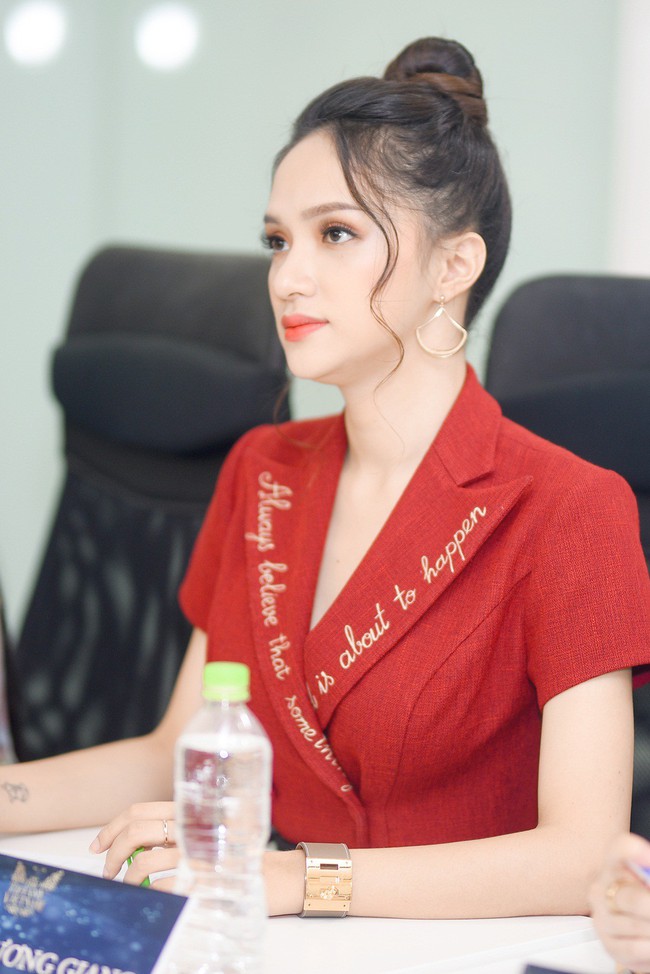 Hoa hậu Hương Giang đẹp rạng rỡ, chính thức ngồi vào ghế nóng của The Tiffany Vietnam - Ảnh 7.