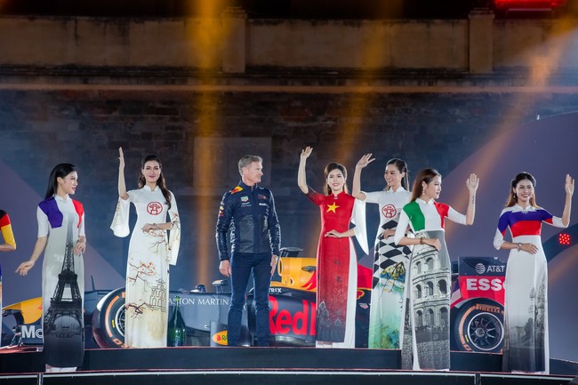 Bà xã Minh Tiệp mặc áo dài bất ngờ làm vedette bên cạnh cựu tay đua F1 - Ảnh 2.