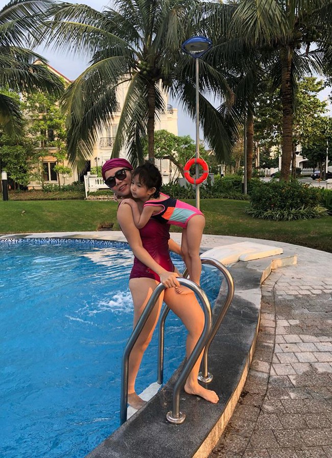 Ngày thường kín đáo nền nã, hóa ra vợ đại gia kim cương cũng nhiều lần khoe bikini sexy nóng bỏng nhường này - Ảnh 8. Ngày thường kín đáo nền nã, hóa ra vợ đại gia kim cương cũng nhiều lần khoe bikini sexy nóng bỏng nhường này - Ảnh 8.