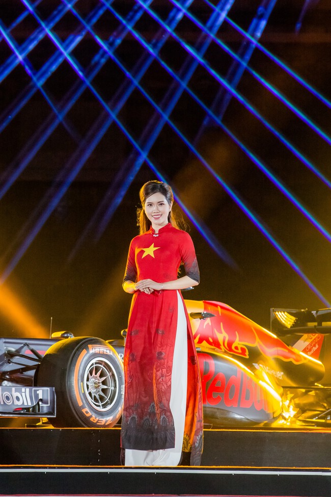 Bà xã Minh Tiệp mặc áo dài bất ngờ làm vedette bên cạnh cựu tay đua F1 - Ảnh 3.