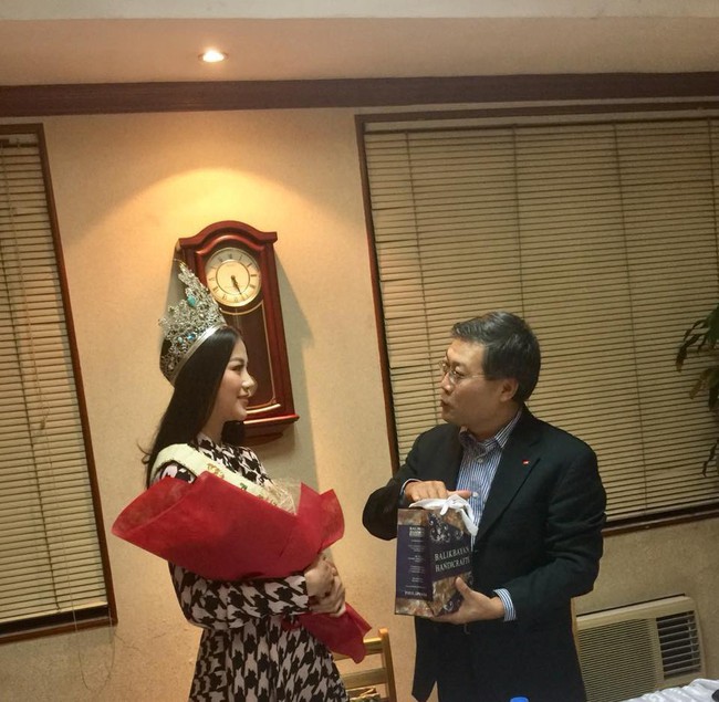Hoa hậu Trái đất Nguyễn Phương Khánh chia sẻ niềm vinh dự khi đến thăm Đại sứ quán Việt Nam tại Philippines - Ảnh 3.