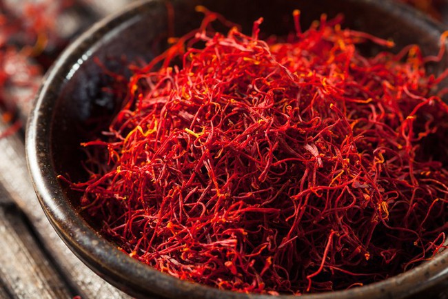 Vàng đỏ Saffron - gia vị đắt nhất thế giới từng được Nữ hoàng Ai Cập dùng dưỡng nhan hơn ngàn năm trước - Ảnh 1.