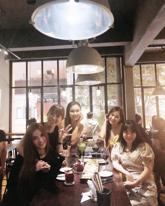 Thu Thủy khoe ảnh tụ tập cùng dàn Mây Trắng nhưng vẫn thiếu “người mà fan mong đợi nhất” sau ồn ào đâm sau lưng bạn - Ảnh 2. Thu Thủy khoe ảnh tụ tập cùng dàn Mây Trắng nhưng vẫn thiếu “người mà fan mong đợi nhất” sau ồn ào đâm sau lưng bạn - Ảnh 2.