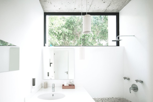 Chỉ một màu trắng tinh khôi nhưng không hề nhạt nhoà, ngôi nhà 26m² này đã làm được điều đó một cách hoàn hảo - Ảnh 8. Chỉ một màu trắng tinh khôi nhưng không hề nhạt nhoà, ngôi nhà 26m² này đã làm được điều đó một cách hoàn hảo - Ảnh 8.