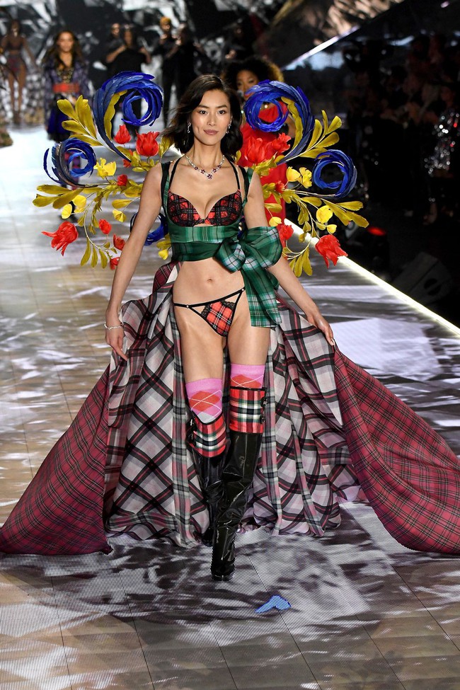 Victorias Secret Fashion Show 2018: Chị đại Adriana Lima bật khóc, nàng lọ lem Behati Prinsloo trở lại sàn diễn sau 2 lần sinh nở - Ảnh 22.