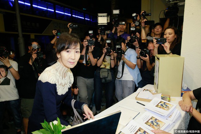 Trương Vệ Kiện cùng dàn sao hạng A của showbiz Hong Kong nén nước mắt trong lễ tưởng niệm Lam Khiết Anh - Ảnh 6.