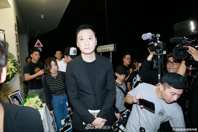 Trương Vệ Kiện cùng dàn sao hạng A của showbiz Hong Kong nén nước mắt trong lễ tưởng niệm Lam Khiết Anh - Ảnh 4.