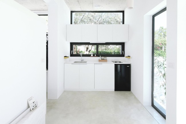 Chỉ một màu trắng tinh khôi nhưng không hề nhạt nhoà, ngôi nhà 26m² này đã làm được điều đó một cách hoàn hảo - Ảnh 7. Chỉ một màu trắng tinh khôi nhưng không hề nhạt nhoà, ngôi nhà 26m² này đã làm được điều đó một cách hoàn hảo - Ảnh 7.