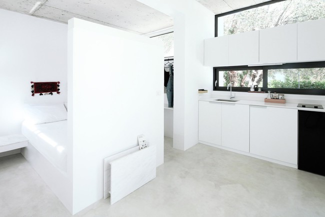 Chỉ một màu trắng tinh khôi nhưng không hề nhạt nhoà, ngôi nhà 26m² này đã làm được điều đó một cách hoàn hảo - Ảnh 3. Chỉ một màu trắng tinh khôi nhưng không hề nhạt nhoà, ngôi nhà 26m² này đã làm được điều đó một cách hoàn hảo - Ảnh 3.