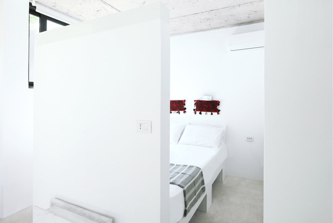 Chỉ một màu trắng tinh khôi nhưng không hề nhạt nhoà, ngôi nhà 26m² này đã làm được điều đó một cách hoàn hảo - Ảnh 4. Chỉ một màu trắng tinh khôi nhưng không hề nhạt nhoà, ngôi nhà 26m² này đã làm được điều đó một cách hoàn hảo - Ảnh 4.
