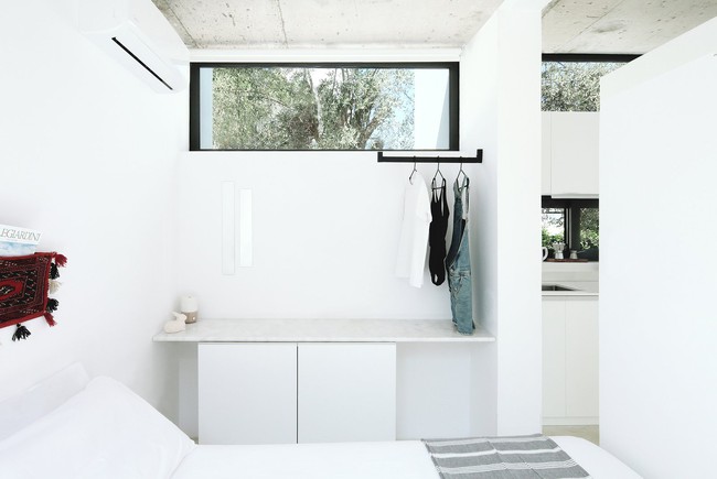 Chỉ một màu trắng tinh khôi nhưng không hề nhạt nhoà, ngôi nhà 26m² này đã làm được điều đó một cách hoàn hảo - Ảnh 5. Chỉ một màu trắng tinh khôi nhưng không hề nhạt nhoà, ngôi nhà 26m² này đã làm được điều đó một cách hoàn hảo - Ảnh 5.