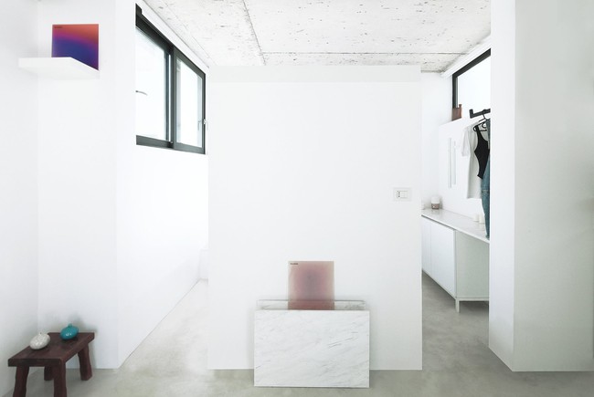 Chỉ một màu trắng tinh khôi nhưng không hề nhạt nhoà, ngôi nhà 26m² này đã làm được điều đó một cách hoàn hảo - Ảnh 6. Chỉ một màu trắng tinh khôi nhưng không hề nhạt nhoà, ngôi nhà 26m² này đã làm được điều đó một cách hoàn hảo - Ảnh 6.