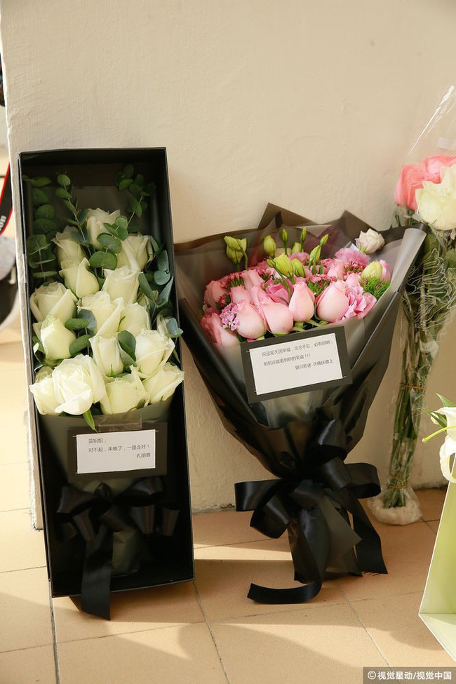 Những hình ảnh đầu tiên tại lễ tưởng niệm Lam Khiết Anh: Người hâm mộ xếp hàng từ sớm, bạn bè gửi hoa tiễn biệt - Ảnh 1.
