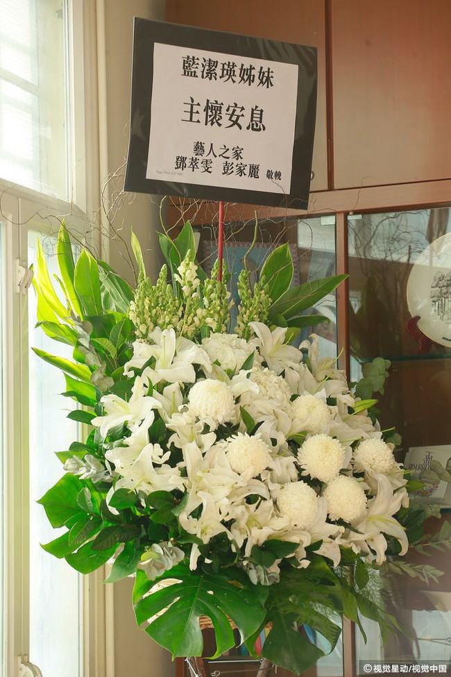 Những hình ảnh đầu tiên tại lễ tưởng niệm Lam Khiết Anh: Người hâm mộ xếp hàng từ sớm, bạn bè gửi hoa tiễn biệt - Ảnh 4.