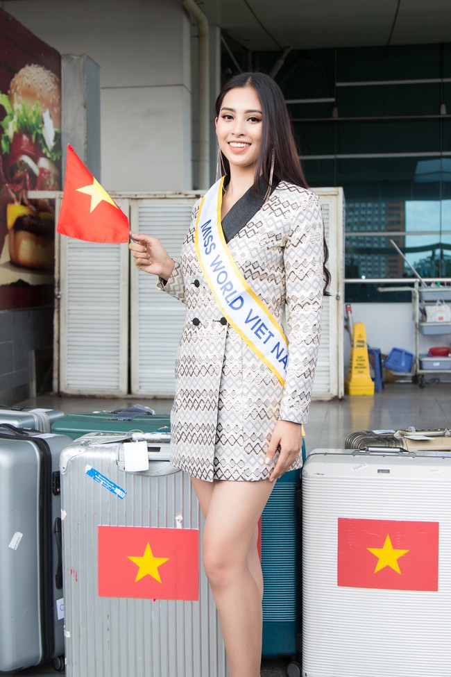 Hoa hậu Tiểu Vy ôm chặt mẹ trước khi lên đường dự Miss World, chưa thi đã được bình chọn lọt Top 15 - Ảnh 1.