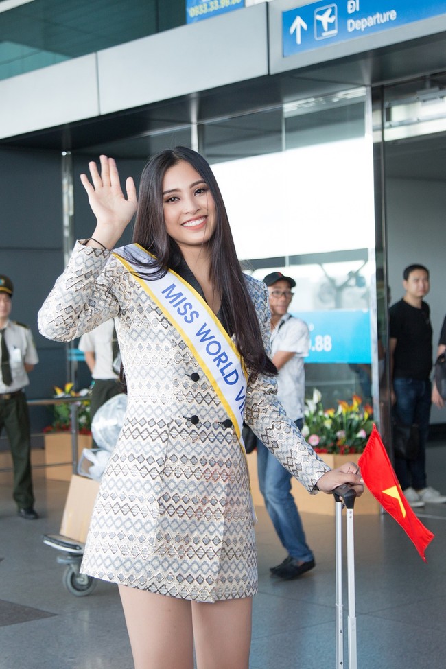 Hoa hậu Tiểu Vy ôm chặt mẹ trước khi lên đường dự Miss World, chưa thi đã được bình chọn lọt Top 15 - Ảnh 9.