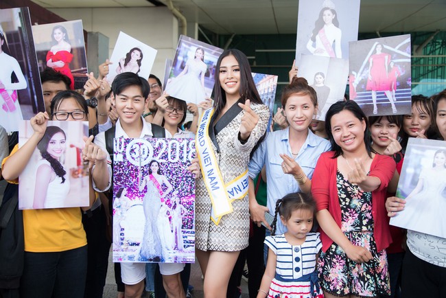 Hoa hậu Tiểu Vy ôm chặt mẹ trước khi lên đường dự Miss World, chưa thi đã được bình chọn lọt Top 15 - Ảnh 7.