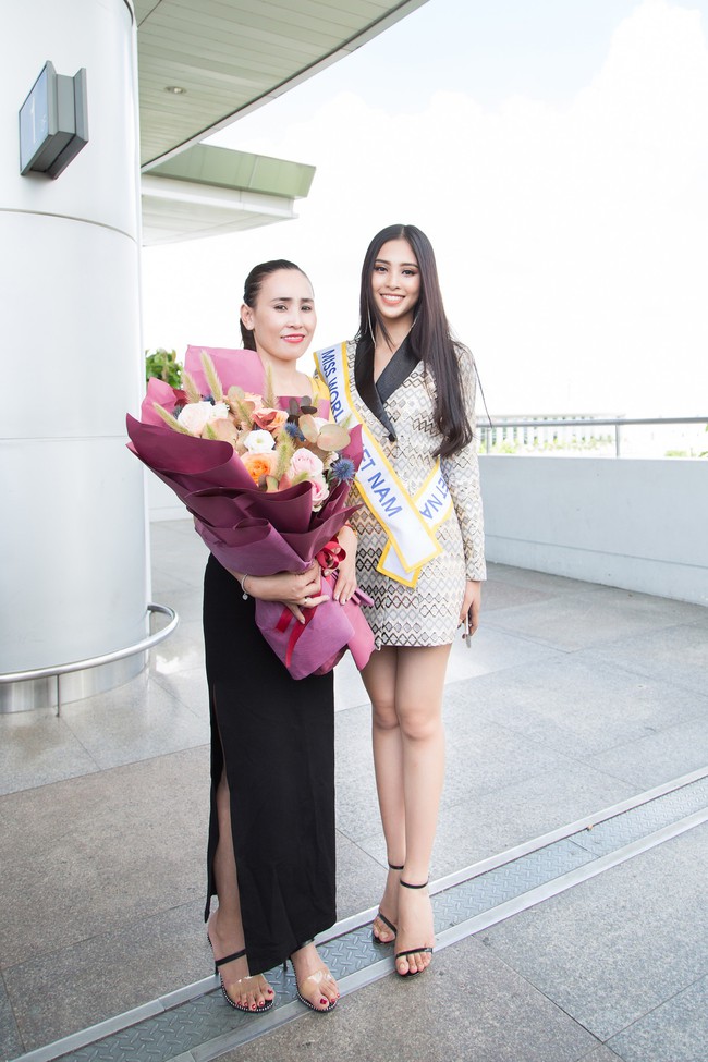 Hoa hậu Tiểu Vy ôm chặt mẹ trước khi lên đường dự Miss World, chưa thi đã được bình chọn lọt Top 15 - Ảnh 4.