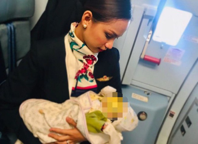 Hình ảnh Nữ tiếp viên hàng không cho em bé bú vì mẹ bé không mang theo sữa gây tranh cãi trên MXH - Ảnh 2. Hình ảnh Nữ tiếp viên hàng không cho em bé bú vì mẹ bé không mang theo sữa gây tranh cãi trên MXH - Ảnh 2.