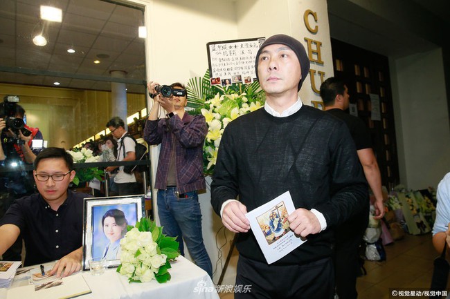 Trương Vệ Kiện cùng dàn sao hạng A của showbiz Hong Kong nén nước mắt trong lễ tưởng niệm Lam Khiết Anh - Ảnh 2.