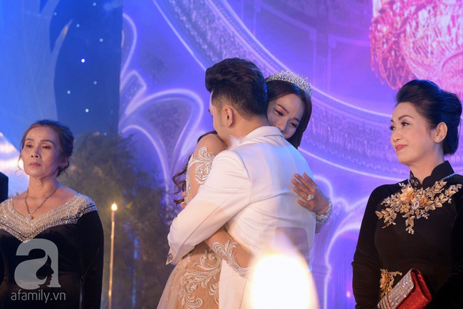 Ưng Hoàng Phúc - Kim Cương trao nhau nụ hôn ngọt ngào trong đám cưới chờ đợi 6 năm - Ảnh 8.