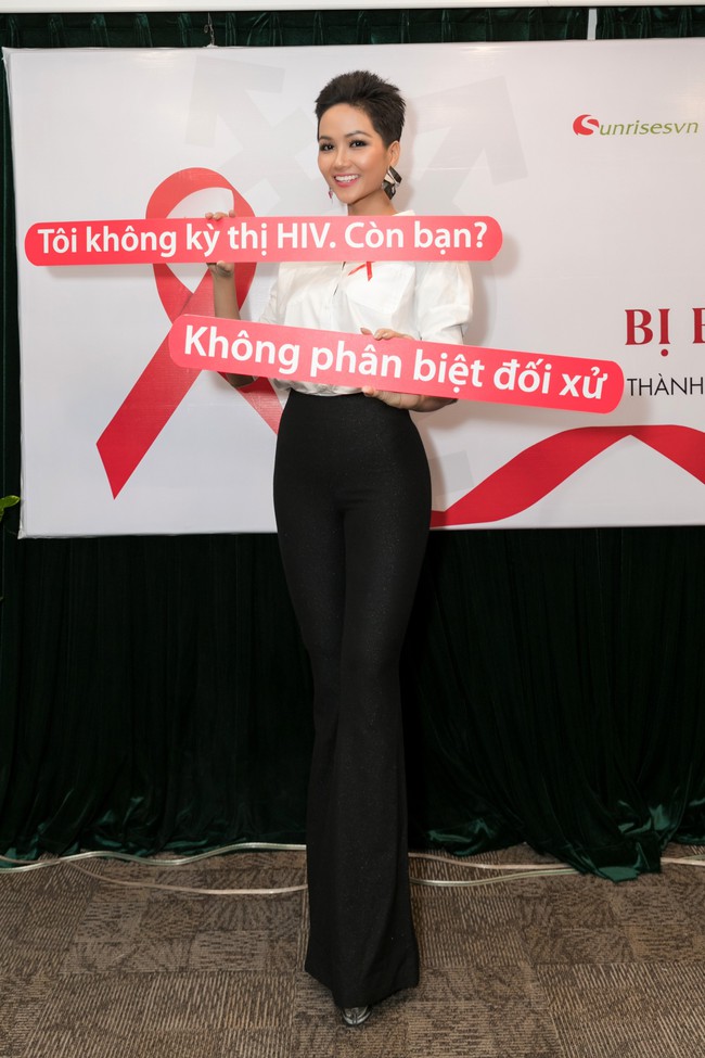Bất ngờ trước ý nghĩa dải ruy băng đỏ luôn đồng hành trên tay Hoa hậu HHen Niê  - Ảnh 8.