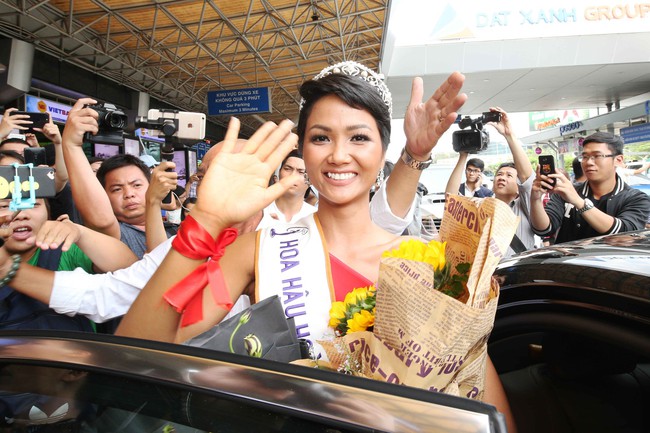 Bất ngờ trước ý nghĩa dải ruy băng đỏ luôn đồng hành trên tay Hoa hậu HHen Niê  - Ảnh 9.