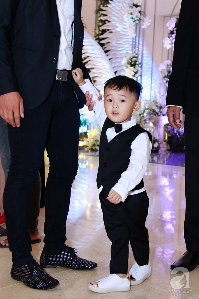 Con trai Ưng Hoàng Phúc - Kim Cương cực kỳ đáng yêu trong ngày cưới của bố mẹ  - Ảnh 1.