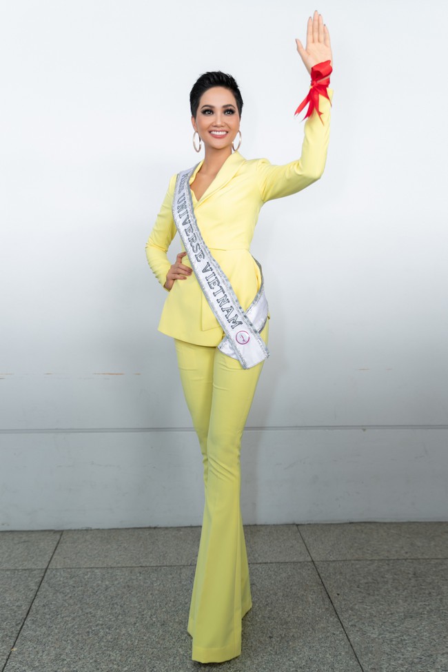 Bất ngờ trước ý nghĩa dải ruy băng đỏ luôn đồng hành trên tay Hoa hậu HHen Niê  - Ảnh 11.