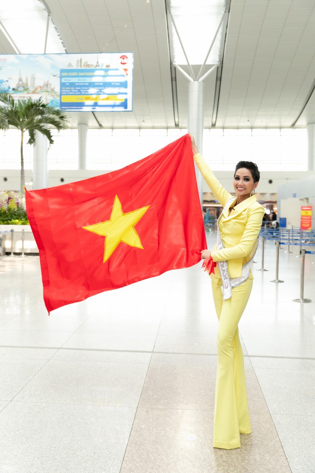 Bất ngờ trước ý nghĩa dải ruy băng đỏ luôn đồng hành trên tay Hoa hậu HHen Niê  - Ảnh 12.