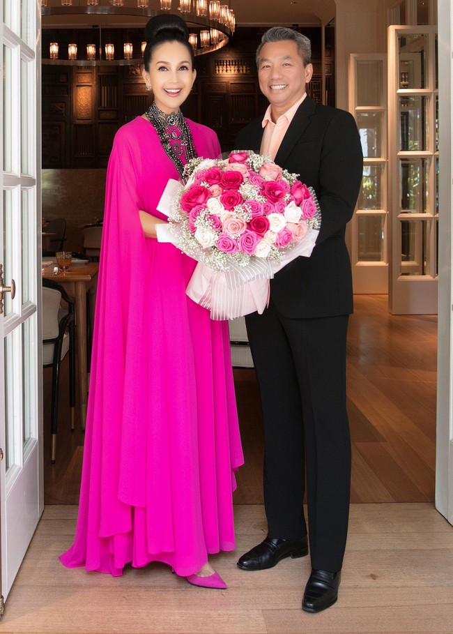 Gần 60 tuổi, nữ hoàng ảnh lịch Diễm My vẫn được chồng doanh nhân cưng chiều trong ngày sinh nhật - Ảnh 4. Gần 60 tuổi, nữ hoàng ảnh lịch Diễm My vẫn được chồng doanh nhân cưng chiều trong ngày sinh nhật - Ảnh 4.