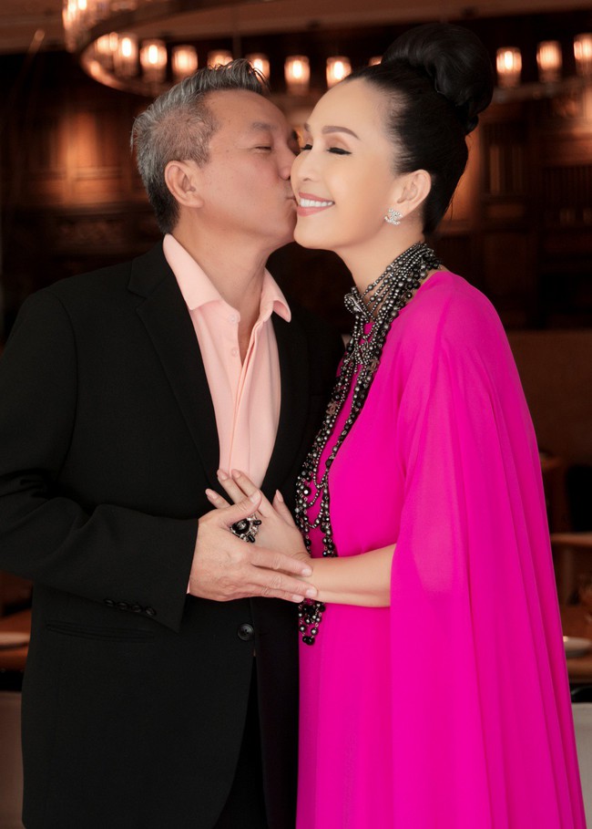 Gần 60 tuổi, nữ hoàng ảnh lịch Diễm My vẫn được chồng doanh nhân cưng chiều trong ngày sinh nhật - Ảnh 5. Gần 60 tuổi, nữ hoàng ảnh lịch Diễm My vẫn được chồng doanh nhân cưng chiều trong ngày sinh nhật - Ảnh 5.