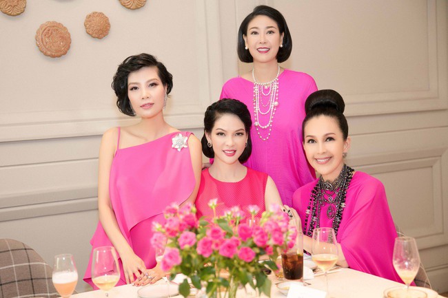 Gần 60 tuổi, nữ hoàng ảnh lịch Diễm My vẫn được chồng doanh nhân cưng chiều trong ngày sinh nhật - Ảnh 14. Gần 60 tuổi, nữ hoàng ảnh lịch Diễm My vẫn được chồng doanh nhân cưng chiều trong ngày sinh nhật - Ảnh 14.