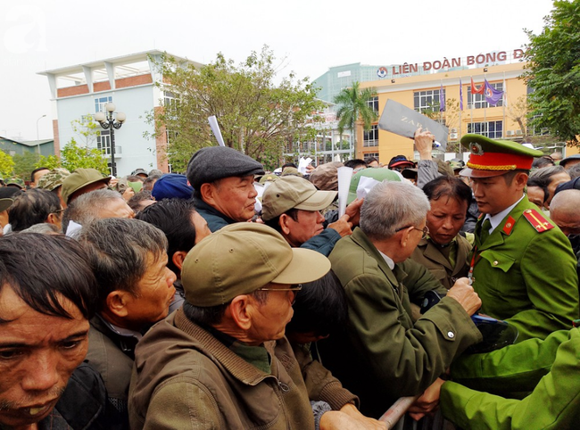 Dân tình xếp hàng dài trước cổng VFF nhận giấy hẹn mua vé trận chung kết lượt về - Ảnh 6.