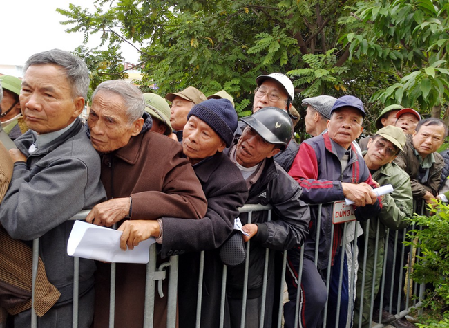 Dân tình xếp hàng dài trước cổng VFF nhận giấy hẹn mua vé trận chung kết lượt về - Ảnh 8.