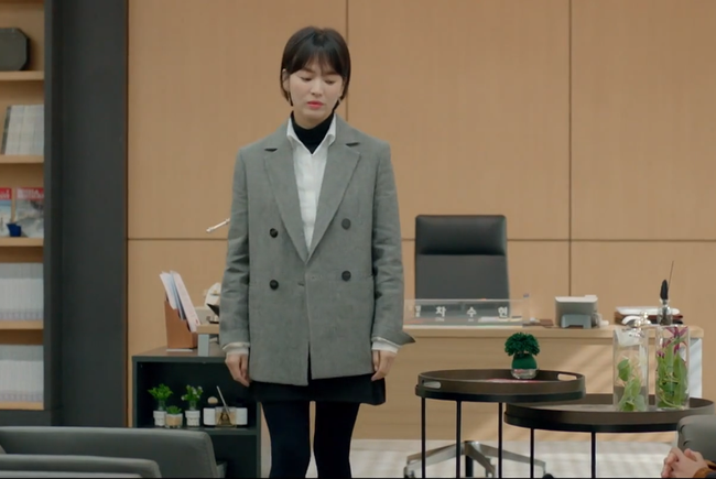 Lấy cảm hứng từ Song Hye Kyo, nàng công sở có ngay công thức layer áo cổ lọ + áo sơ mi chuẩn thanh lịch - Ảnh 2.