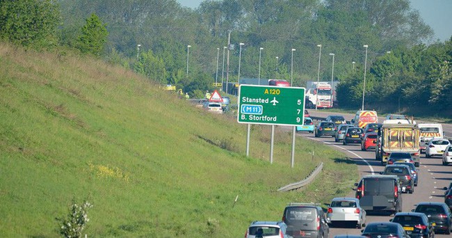 Mẹ lên cơn co giật, cậu bé 8 tuổi tự lái chiếc xe đang chạy 100km/h vào nơi an toàn - Ảnh 1.