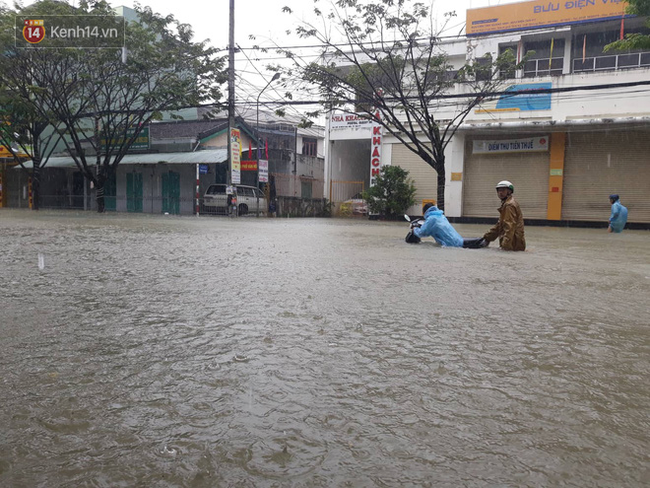 Cố đạp xe qua vùng ngập lụt, một phụ nữ ở Quảng Nam bị nước cuốn tử vong - Ảnh 1.