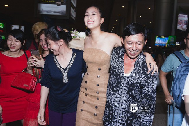 Đỗ Mỹ Linh, Phương Nga và người hâm mộ đón Tiểu Vy trở về từ Miss World - Ảnh 15.
