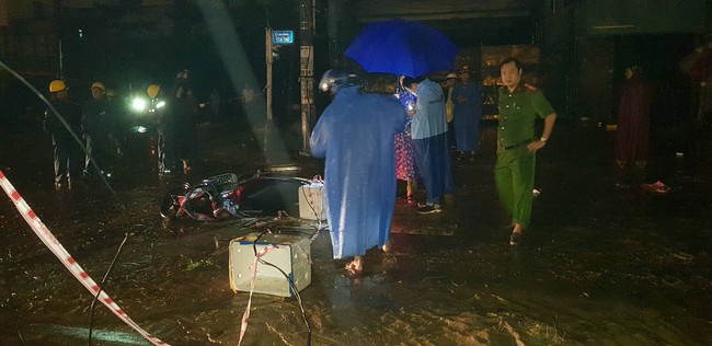 Đà Nẵng: Vướng vào dây điện rơi xuống đường trong cơn mưa, người chồng trẻ bị giật tử vong, vợ bị thương phải vào viện cấp cứu - Ảnh 3.