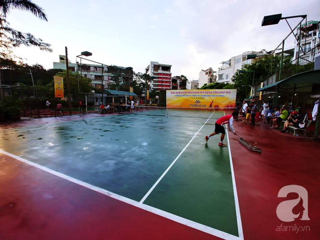 Cảm động cảnh bác sĩ Sài Gòn vượt mưa tổ chức đánh quần vợt kêu gọi xây hàng chục căn nhà cho người nghèo - Ảnh 1.