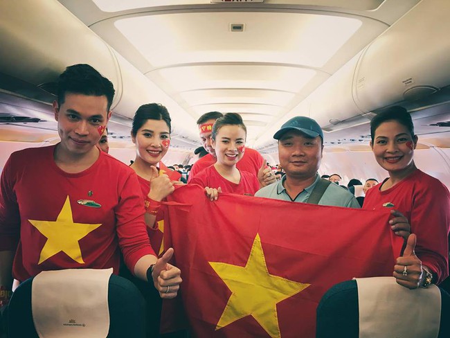 Những chuyến bay đặc biệt từ Hà Nội tới Kuala Lumpur: Cả máy bay đều mặc áo cờ đỏ sao vàng, cùng hát Quốc ca - Ảnh 4.
